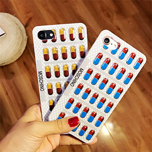 モスキーノ iPhone8ケース 錠剤 パロディー